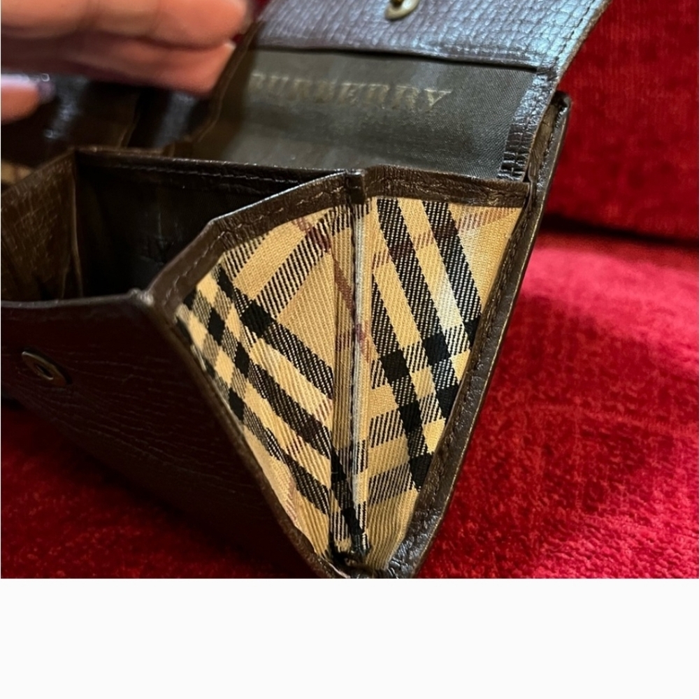 BURBERRY AUTHENTIC BROWN GRAINED LEATHER BIFOLD WITH NOVA CHECK INTERIOR ACCENTS - Picture 5 of 14